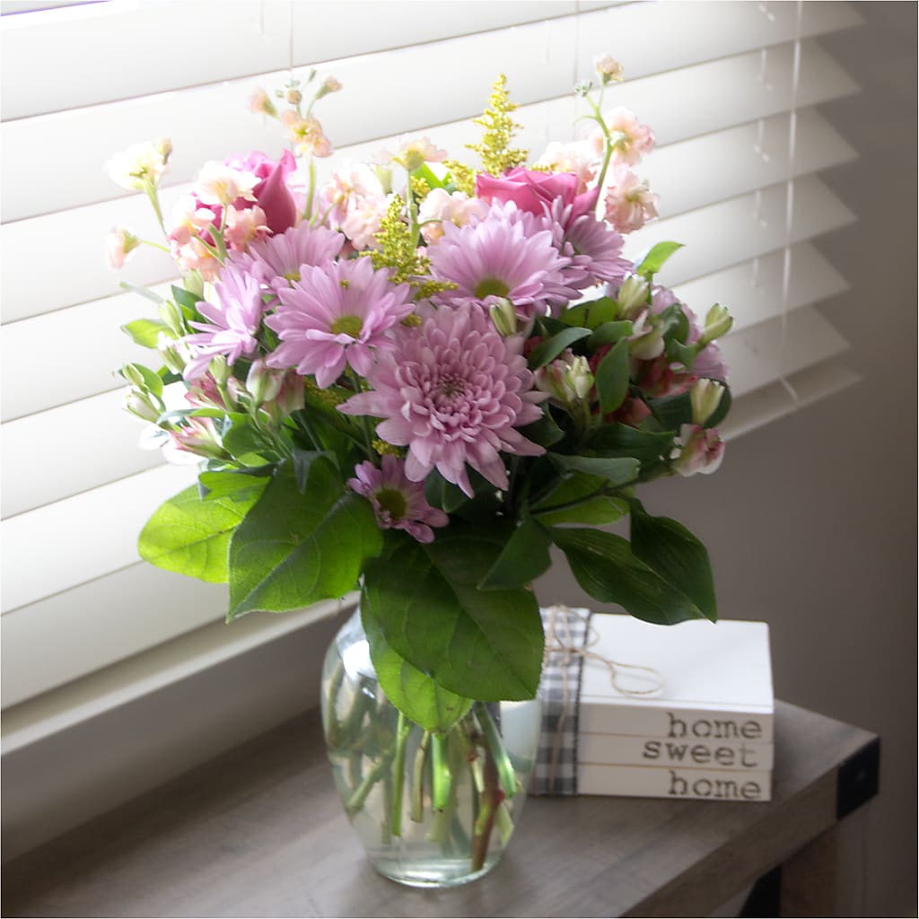 Pastel Tradition - A Florist Original – ROSEMARY & PEPPER FLOWER CO, Gaylord MI