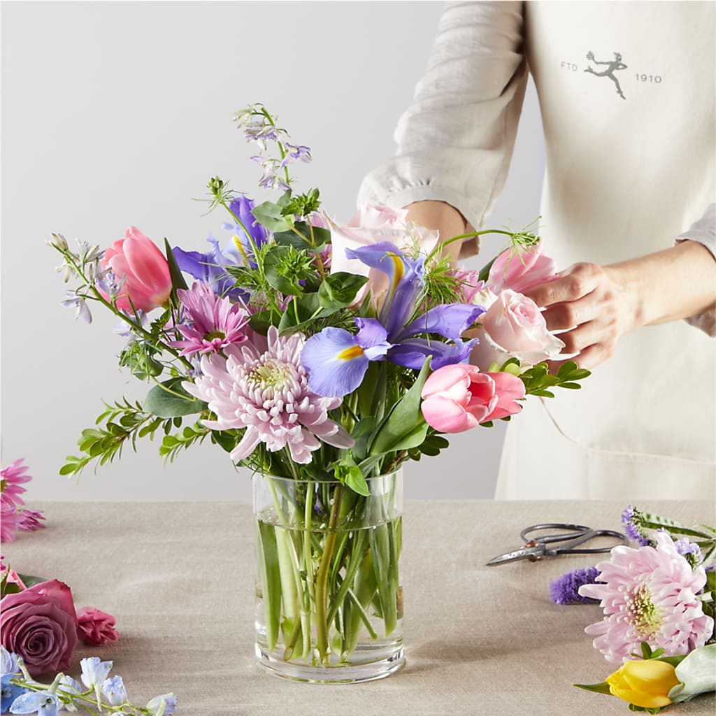 Pastel Tradition - A Florist Original – ROSEMARY & PEPPER FLOWER CO, Gaylord MI